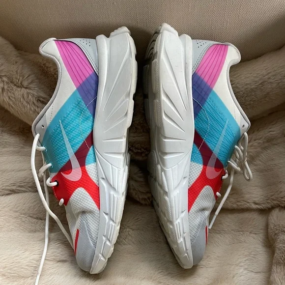 Nike - Picture 2 of 9